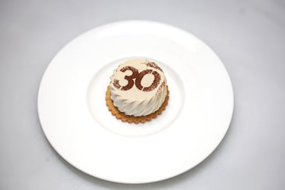 Tarta de avellana, en conmemoración del 30 aniversario.