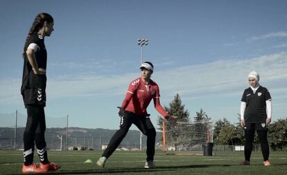 Lindsey durante un entrenamiento con el equipo femenino de fútbol de Afganistán.