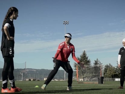 Lindsey durante un entrenamiento con el equipo femenino de fútbol de Afganistán.