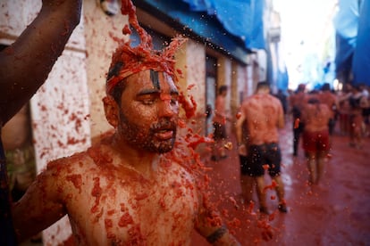 Durante una hora, los tomates han volado entre los participantes en esta guerra que empezó casi por casualidad en 1945, de la mano de unos jóvenes aburridos. La fiesta supone unos ingresos económicos de unos dos millones de euros a la provincia de Valencia por el turismo que atrae.