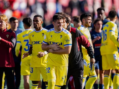 Los jugadores del Cádiz celebran el pase en los penaltis ante el Badalona Futur.