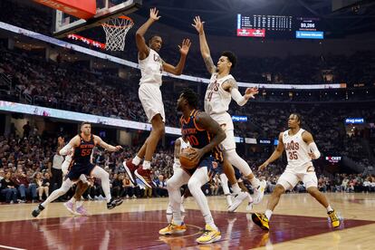 Julius Randle, de los New York Knicks, con el balón, en el partido de este miércoles en Cleveland.