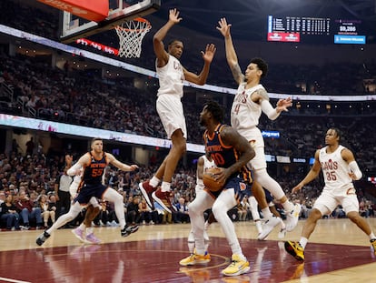 Julius Randle, de los New York Knicks, con el balón, en el partido de este miércoles en Cleveland.