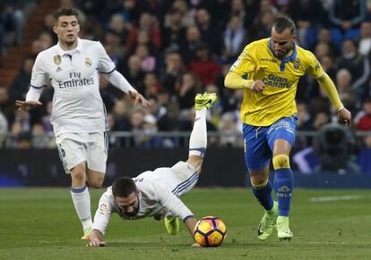 El delantero de la UD Las Palmas, Jesé Rodríguez (d), se lleva el balón ante el defensa del Real Madrid, Dani Carvajal .