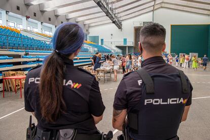 Dos agentes de Policía en un colegio electoral de Logroño en las elecciones generales del pasado julio.