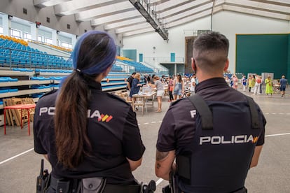 Desde el plano de la seguridad, la jornada ha transcurrido por el momento sin incidentes destacables. En la imagen, dos policías vigilan un colegio electoral en Logroño. Según los datos del Ministerio del Interior, un total de 90.282 miembros de las Fuerzas y Cuerpos de Seguridad del Estado se encargan hoy de velar por una jornada electoral sin sobresaltos.