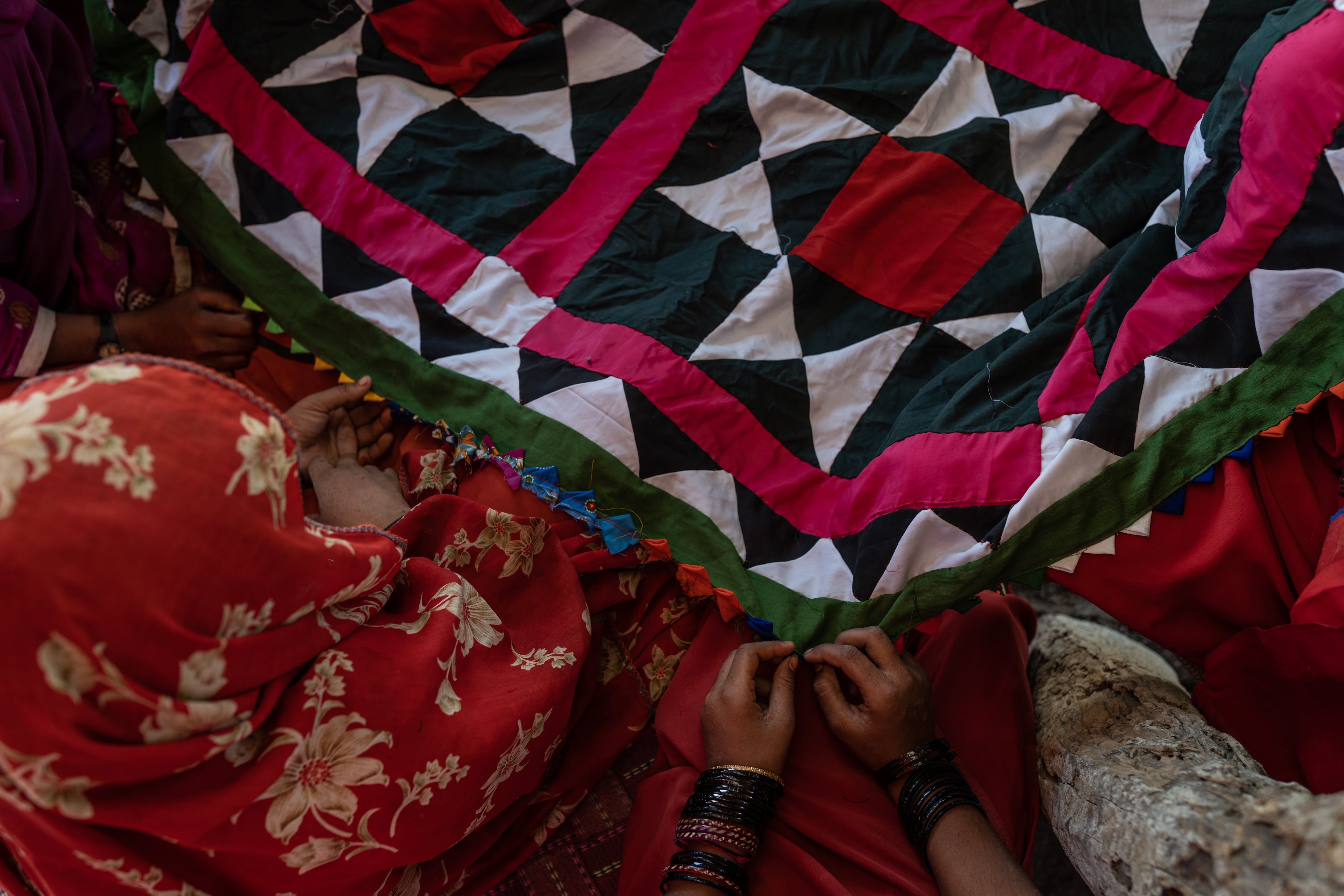 Una madre frente a su casa improvisada en el pueblo de Moosa Jessear, provincia de Sindh. En la temporada de monzones del verano pasado, Pakistán sufrió las peores inundaciones en más de 100 años. Durante casi tres meses, fuertes precipitaciones dejaron bajo el agua a un tercio del país. La lluvia, que representó casi tres veces la media nacional de los últimos 30 años, terminó con la vida de al menos 1.739 personas, incluidos 647 niños y niñas, y afectó a 33 millones de personas. Casas, escuelas, centros médicos, campos y cultivos resultaron destruidos por las inundaciones.El impacto del cambio climático, incluidas las inundaciones y las olas de calor, amenaza la salud de las madres y los niños y niñas en Pakistán. Las mujeres embarazadas que trabajan se enfrentan a un mayor riesgo de estrés por calor, ya que el trabajo físico a altas temperaturas puede requerir un mayor esfuerzo y, por lo tanto, aumentar la temperatura corporal, poniendo en peligro la vida de la madre y el bebé.