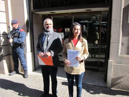 Carlos Carrizosa e Inés Arrimadas ante la sede de la Fiscalía en Barcelona.