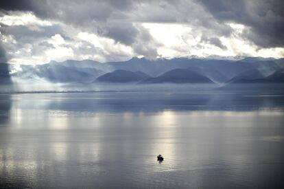 Un pescador en el Lago Ohrid próximo a la ciudad de Ohrid, han sido aceptados como bien cultural y natural, Patrimonio de la Humanidad por la UNESCO.