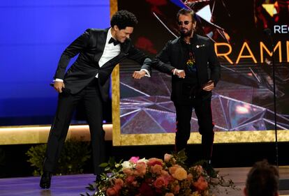 El presentador, Trevor Noah, y Ringo Starr, durante la ceremonia en el Convention Center de Los Ángeles.  