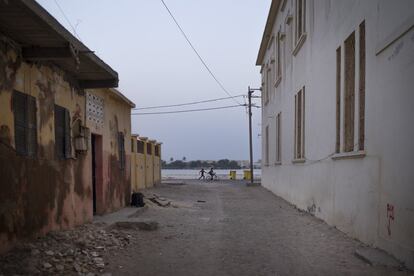 En el plazo de apenas 20 minutos, las calles antes ruidosas, llenas de gente, de risas, de juego y de actividad de Saint Louis, en el extremo norte de Senegal, cambian rápidamente rostro. Son las 19.20 de un día del mes de Ramadán. Tras unas largas horas sin beber ni comer, las famlias se preparan para el ‘ndogou’. 