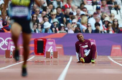 La atleta de Catar Noor Hussain Al-Malki sufre una lesión en la carrera de 100 metros.