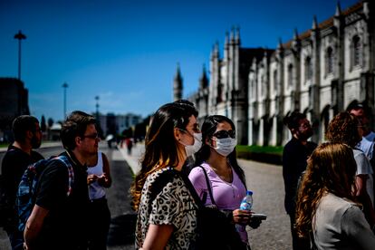 Turistas brasileños protegidos con mascarillas en el Monasterio de Los Jerónimos de Lisboa.