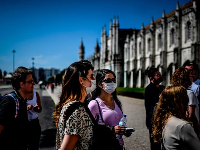 Turistas brasileños protegidos con mascarillas en el Monasterio de Los Jerónimos de Lisboa.