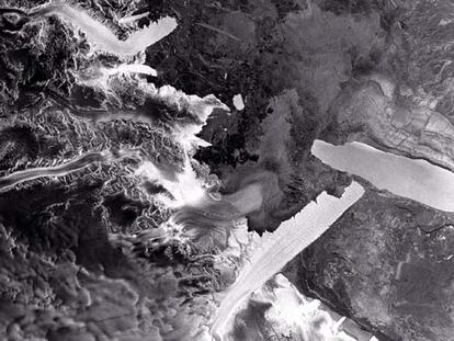 El choque del gigantesco iceberg B-15 A con el glaciar flotante Drygalski se aprecia en las imágenes de radar del satélite <i>Envisat,</i> tomadas el día 4, de abril.