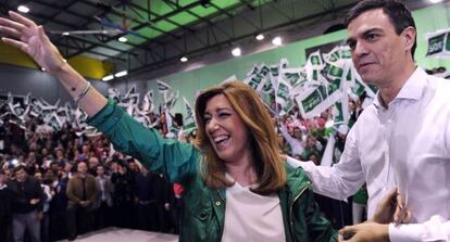 Susana Díaz saluda els seus seguidors en el míting de tancament de campanya.