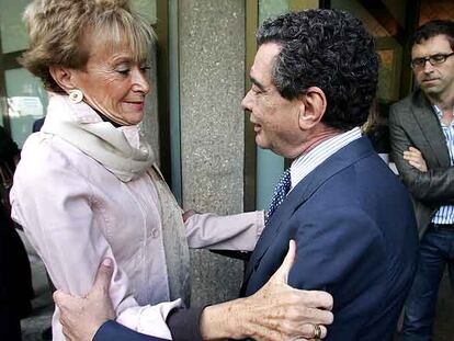 La vicepresidenta María Teresa Fernández de la Vega saluda al consejero delegado de Unión Radio, Augusto Delkader, en presencia de Rodolfo Irago, director de informativos de la SER, ayer en el tanatorio.