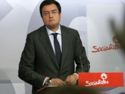 El secretario de Organizaci&oacute;n del PSOE, &Oacute;scar L&oacute;pez, durante la rueda de prensa.