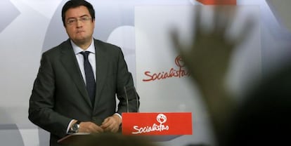 El secretario de Organizaci&oacute;n del PSOE, &Oacute;scar L&oacute;pez, durante la rueda de prensa.