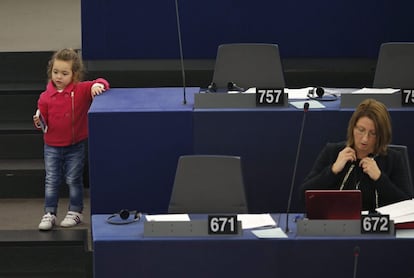 Licia y su hija Vittoria en 2013. La pequeña se pasea sin ningún problema por la Eurocámara.