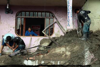 Fotografía cedida por la agencia de noticias Andina que muestra una vivienda afectada por un deslizamiento de tierra causada por las fuertes lluvias en la localidad de Chosica, al oriente de Lima (Perú).