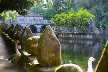 Vista de uno de los estanques del Pazo de Oca, con su barco de piedra en el centro.
