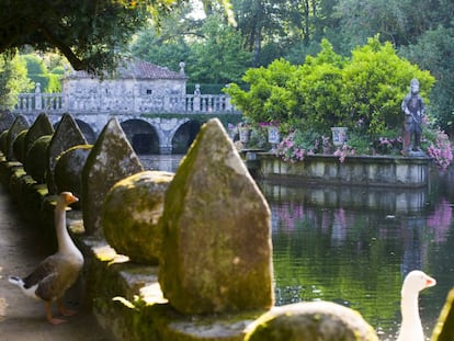 Vista de uno de los estanques del Pazo de Oca, con su barco de piedra en el centro.  