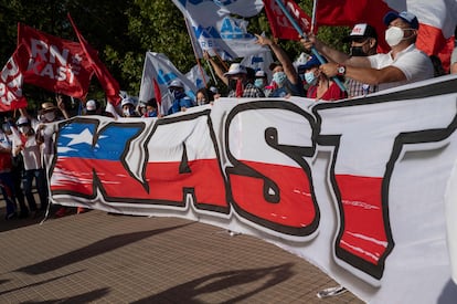 Simpatizantes de José Antonio Kast asisten al mitin de clausura de su campaña en el Parque Araucanos, el jueves en Santiago.