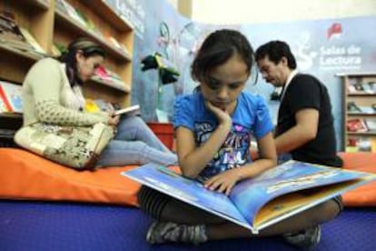 Una familia leer libros en uno de los pabellones de la Feria Internacional del Libro de Guadalajara (FIL), en Guadalajara (México). EFE/Archivo