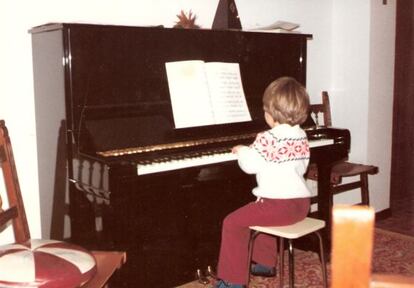 Moisés P. Sánchez a los cuatro años tocando su piano.