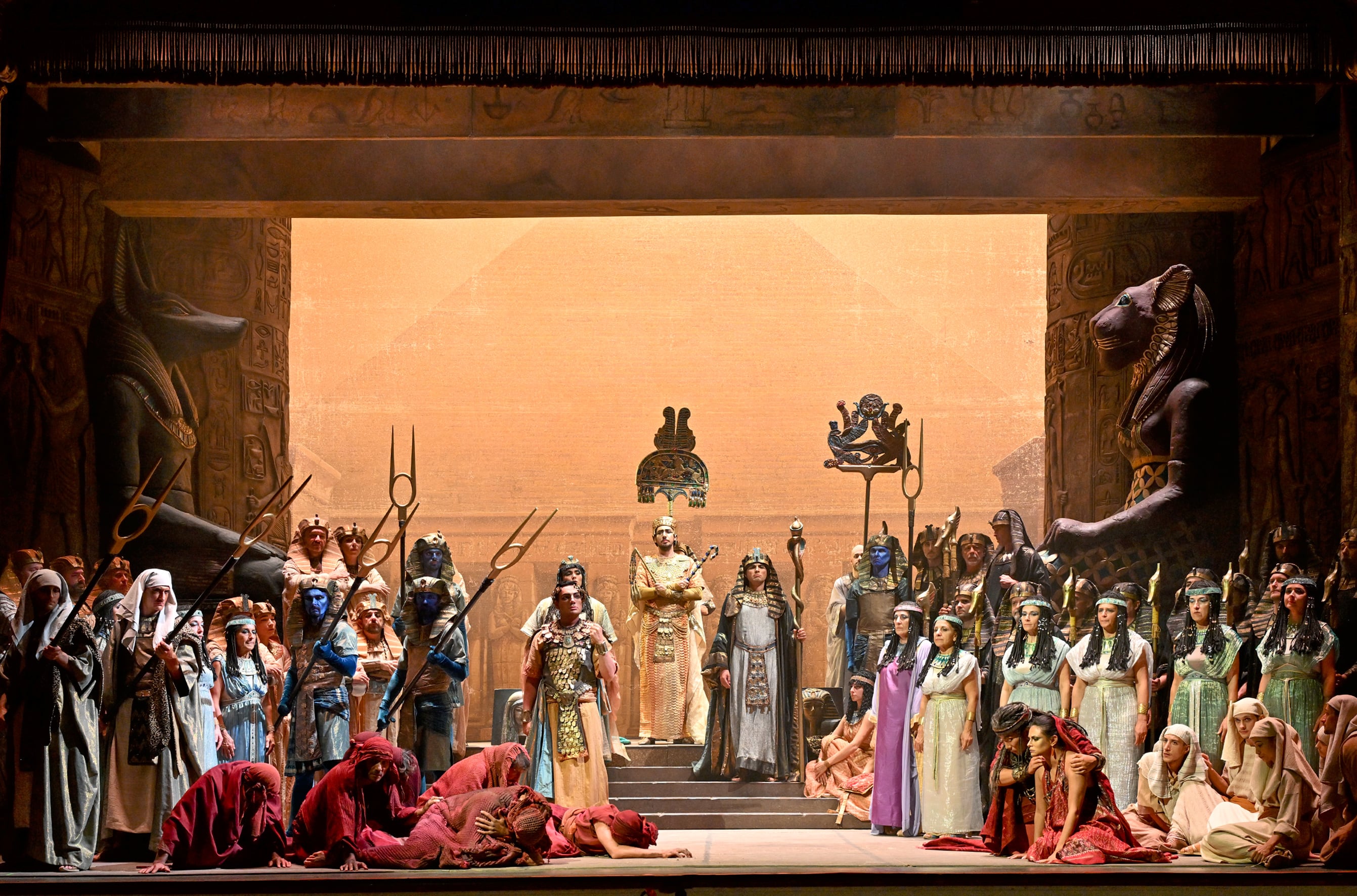 Los soldados etíopes se arrastran por el suelo en el segundo acto de la ‘Aida’ de Franco Zeffirelli en el Teatro Verdi de Busseto.