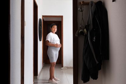 Lesly Andrade, de ocho meses de embarazo, retratada en su casa de Palma de Mallorca, el 13 de junio.
