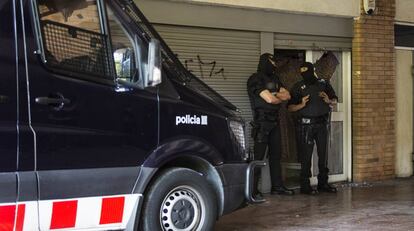 Mossos d'Esquadra durante una redada de Latin Kings en Barcelona.
