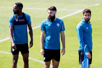 Iñaki Williams, Asier Villalibre y Raúl García durante el entrenamiento de este jueves en  Lezama, antes de viajar a Sevilla, donde el próximo sábado se enfrentan al Barcelona en la final de la Copa del Rey. / (EFE)