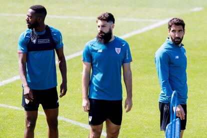 Iñaki Williams, Asier Villalibre y Raúl García durante el entrenamiento de este jueves en Lezama, antes de viajar a Sevilla, donde el próximo sábado se enfrentan al Barcelona en la final de la Copa del Rey. / (EFE)