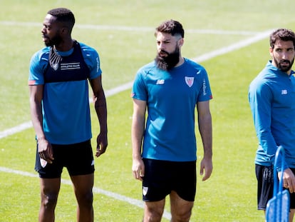 Iñaki Williams, Asier Villalibre y Raúl García durante el entrenamiento de este jueves en  Lezama, antes de viajar a Sevilla, donde el próximo sábado se enfrentan al Barcelona en la final de la Copa del Rey. / (EFE)