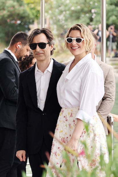 Otra, como Greta Gerwig, se mantienen sólidamente en su posición de embajadoras de marca históricas: ella es una mujer Prada y volvió a serlo al lado de su esposo, el director Noam Baumbach.