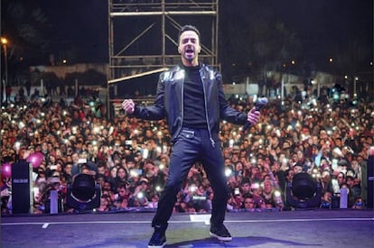 Luis Fonsi sobre el escenario del estadio municipal de Dolores, Argentina.