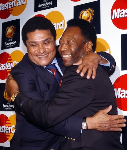 Eusébio e Pelé se abraçam durante um ato de promoção da Eurocopa de 2004