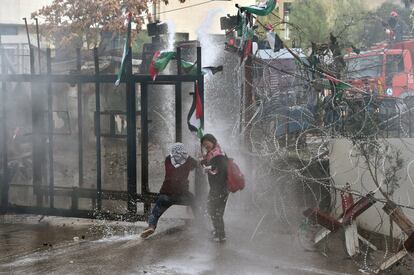 Dos manifestantes son dispersados con agua lanzada por las fuerzas de seguridad libanesas.