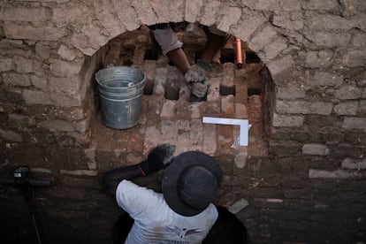 Integrantes del equipo de la Unidad de Búsqueda de Personas dadas por Desaparecidas 'UBPD', excavan los hornos ocultos bajo la tierra.