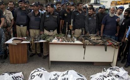 La policía muestra los cadáveres de los autores del ataque al aeropuerto de Karachi y las armas que han recuperado.