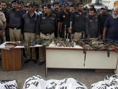 A polícia mostra os corpos dos autores do ataque ao aeroporto de Karachi.