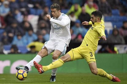 Ronaldo y Álvaro Gonáalez, luchan por el esférico.