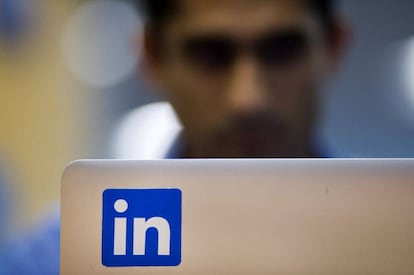 Los usuarios de LinkedIn con frecuencia exageran su perfil profesional.