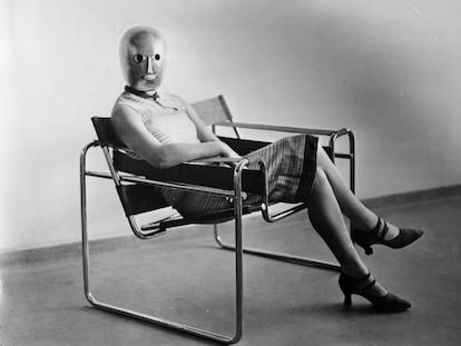 Una estudiante posa con una máscara del Ballet Triádico, de Oskar Schlemmer, sentada en la silla Wassily, de Marcel Breuer, en los años 20.