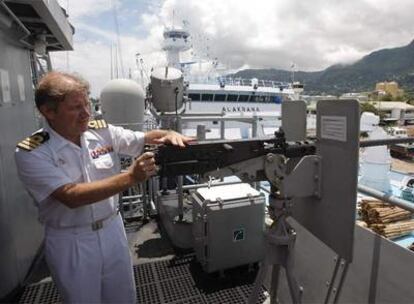 El comandante Ignacio Frutos Ruiz, en la fragata <i>Canarias</i> atracada en las Seychelles. Al fondo, el <i>Alakrana</i>.