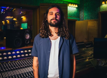 Diego Cruz, responsable de redes sociales e ingeniero de sonido en Sonic Ranch, colabora en el proceso de grabación de los artistas que trabajan en el estudio de Tornillo, Texas.