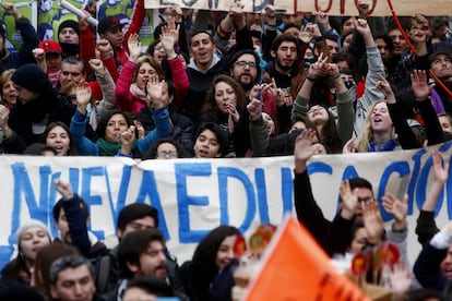 J&oacute;venes se movilizan para exigir una nueva educaci&oacute;n.