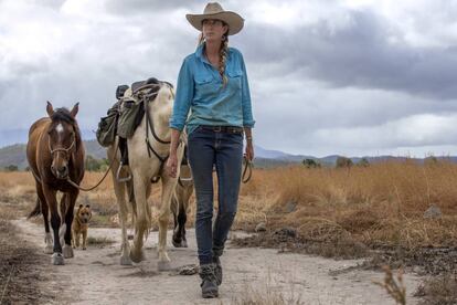 Alienor Le Gouvello con los tres caballos que la acompañaron en el Camino Nacional del Bicentenario, que cruza Australia a lo largo de 5.330 kilómetros.